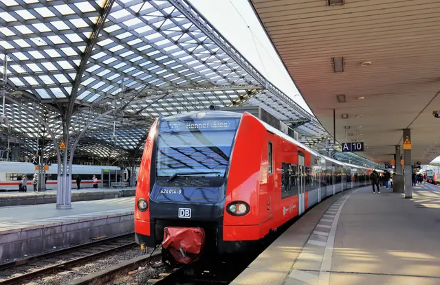 Wegen Vandalismus fährt die S-Bahn zwischen Ludwigshafen und Neustadt nur noch stündlich. Ein Ersatzverkehr mit Bussen soll die Strecke entlasten. | Foto: Deutsche Bahn AG / Wolfgang Klee