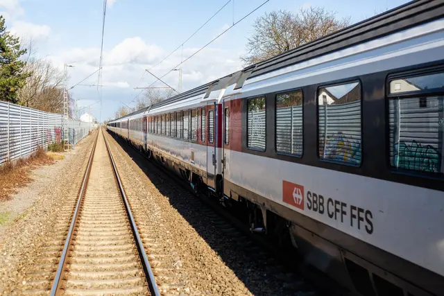 Die Bahnmitarbeiter schlossen das Paar von der Weiterfahrt Richtung Basel aus. (Symbolbild) | Foto: Philipp von Ditfurth/dpa