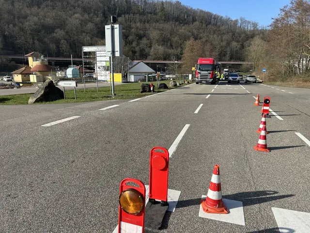 Die Polizei kontrollierte auf der B10 bei Rinnthal und Annweiler das Durchfahrtsverbot für Lkw. 21 Fahrer ohne gültiges Anliegen mussten ihre Fahrt abbrechen. | Foto: Polizeidirektion Landau