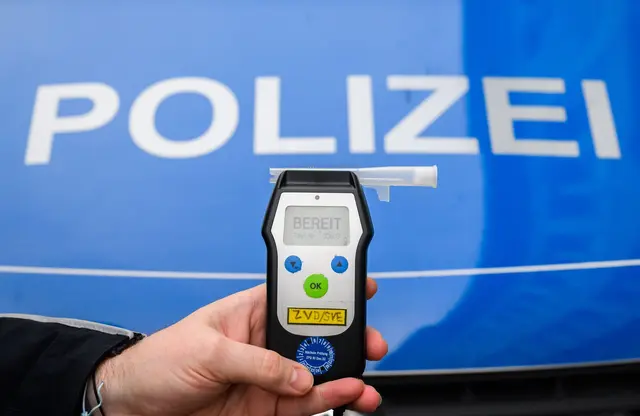 Der Verdächtige hat laut Polizei den Atemalkoholtest verweigert. (Symbolbild) | Foto: Julian Stratenschulte/dpa