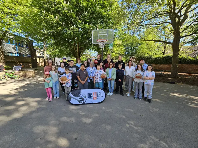 Zur Eröffnung am 30. April war viel los im Hof der Luitpoldschule. Das Foto zeigt einige der anwesenden Kinder mit den Organisatoren und Sponsoren von Stadt, FCK und BKK Pfalz sowie der Schulleitung der Luitpoldschule.  | Foto: Stadt KL/gratis