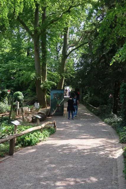 Am Fabelwesen vorbei geht der Rundweg weiter.  | Foto: Jennifer Warzecha