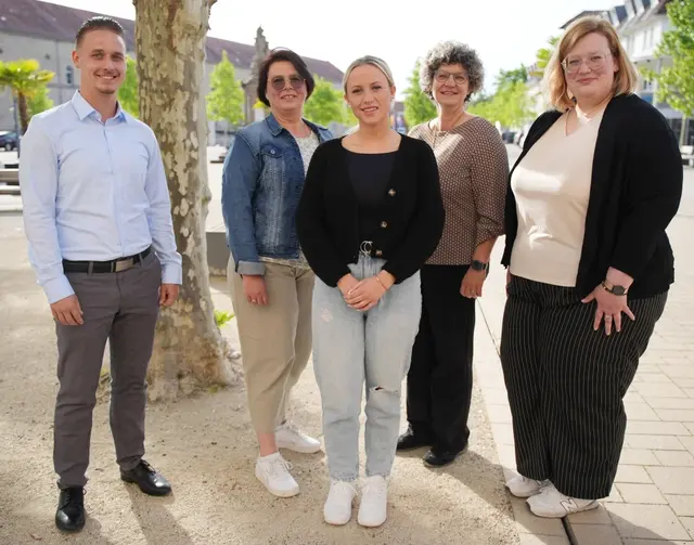 Neue Ansprechpersonen starten in der Kreisverwaltung, unter anderem für Anliegen rund um Wohngeld und Soziale Hilfen. V.l.n.r.: Marvin Schmidt, Tanja Gumbrecht, Kaina Eberhard, Alexandra Hirsch und Corinna Schmadel: der neue Kollege und die neuen Kolleginnen der Kreisverwaltung. | Foto: KV Ger/frei