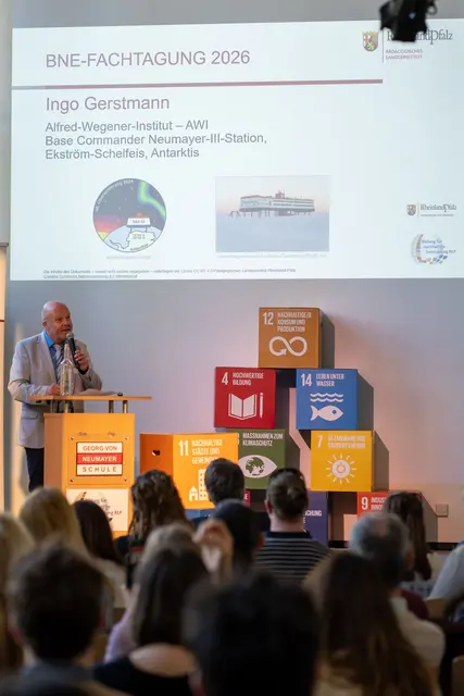 Jörg Oeynhausen, Schulleiter der Neumayerschule begrüßt die Gäste | Foto: VHotografie