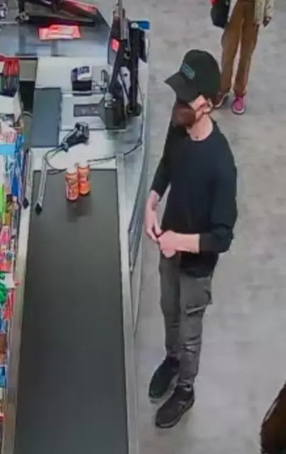 Nach einem bewaffneten Raub in einem Geschäft sicherte die Polizei Videoaufnahmen des Täters. Mit den Bildern bittet sie nun die Bevölkerung um Hinweise. | Foto: Polizeiinspektion Saarlouis