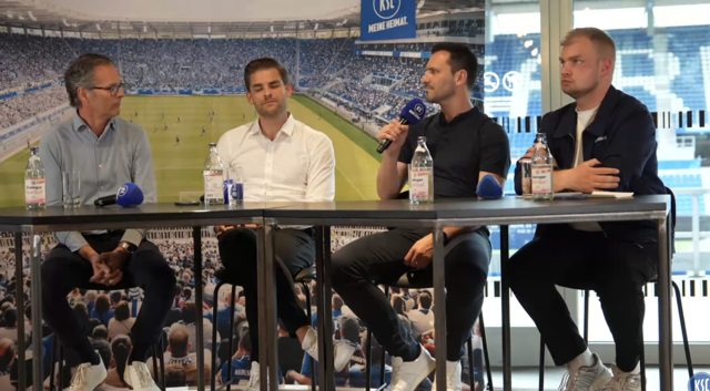 Auf dem Podium (v.l.) waren Präsident Holger Siegmund-Schultze, Geschäftsführer Michael Becker, Sport-Geschäftsführer Mario Eggimann und der neue KSC-Pressesprecher Simon Jötten | Foto: Screenshot ksc.de