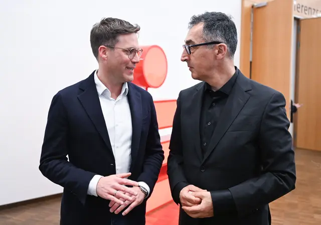 Manuel Hagel (l, CDU) und Cem Özdemir (r, Bündnis 90 / Die Grünen) wollen am Mittwoch den Koalitionsvertrag vorstellen. (Archivbild) | Foto: Bernd Weißbrod/dpa