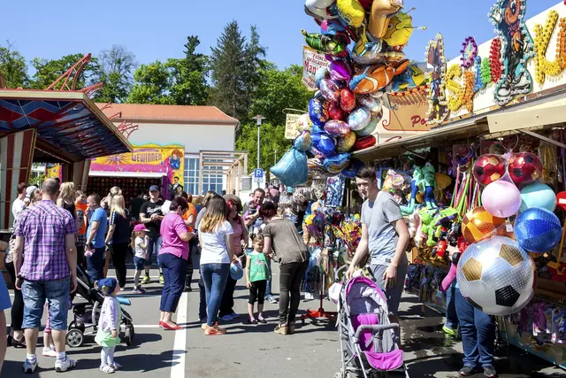 Kirmesstände mit zahlreichen kleinen und großen Besuchern