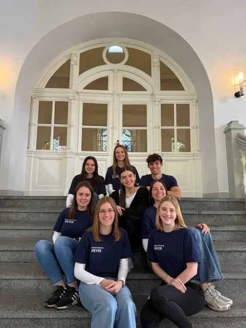 Schülerinnen und Schüler informieren sich bei einem Rundgang über Ausbildung und Studium in Speyer | Foto: Stadt Speyer