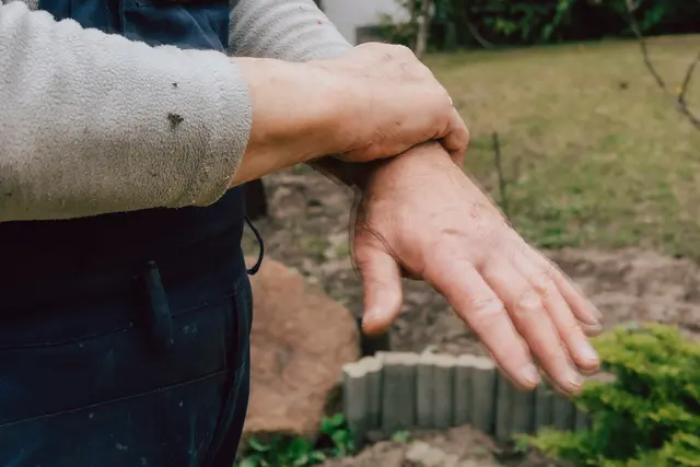 Wenn nach dem Job die Schüttellähmung kommt: Parkinson durch chemische Pflanzenschutzmittel ist als Berufskrankheit anerkannt | Foto:  IG Bau/Tobias Seifert/gratis 