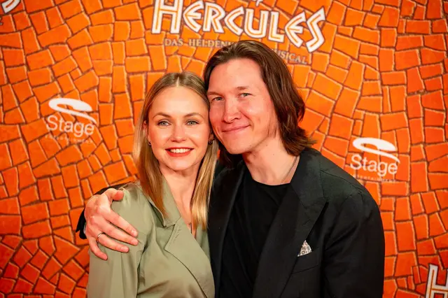 Nina Bezzubova und Evgeny Vinokurov auf dem Roten Teppich vor der Weltpremiere des Musicals "Hercules". (zu dpa: ««Let's Dance»-Star Vinokurov zum dritten Mal Vater») | Foto: dpa