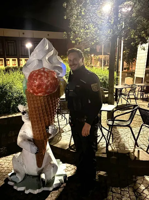Mission vollendet: Die Polizei bringt die Eiswaffel zurück.   | Foto: Polizei Landau/dpa