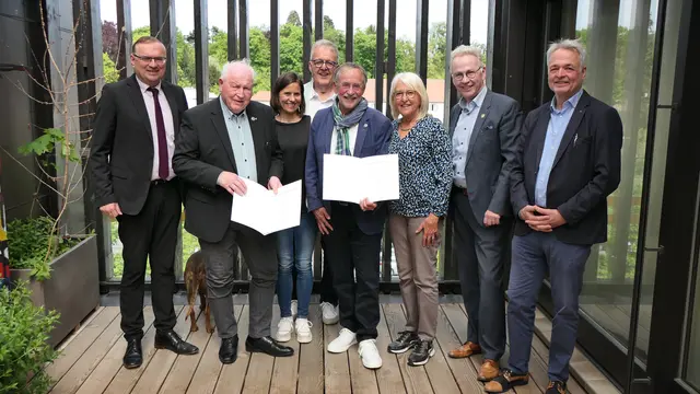Für ihr jahrzehntelanges und herausragendes ehrenamtliches Engagement sind Wolfgang Schwalb aus Eisenberg und Helmut Brand aus Waldgrehweiler mit der Ehrennadel des Landes Rheinland-Pfalz ausgezeichnet worden | Foto: Kreisverwaltung Donnersbergkreis/gratis