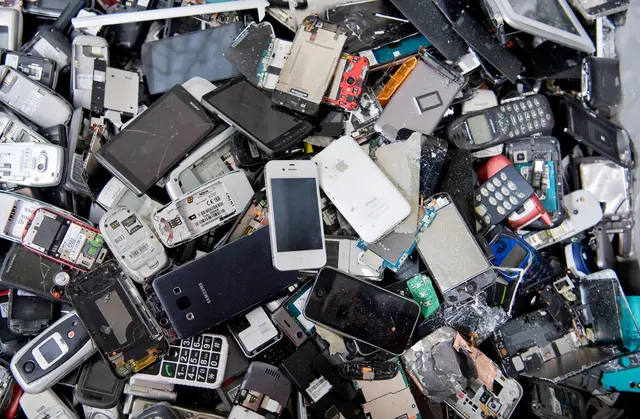 Lieber weg damit: Alte Smartphones, Telefone und andere Elektronikgeräte sollten nicht zu lange daheim lagern. Im Recycling sind sie besser aufgehoben. | Foto: dpa