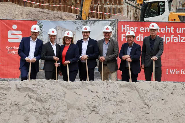 Gemeinsamer Spatenstich für Neubau in Landau. Im Bild (v.l.): Dietmar Seefeldt, Svend Larsen, Iris Kommritz, Benjamin Hirsch, Marcus Schaile, Michael Gaudier und Dominik Geißler | Foto: Sparkasse Südpfalz