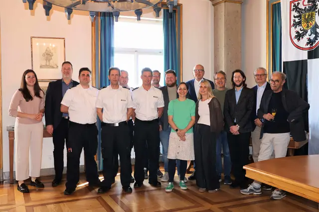 1: Mit einer kleinen Feierstunde im Empfangssaal der Stadt Landau wurde das Amt für Brand-, Zivil- und Katastrophenschutz jetzt offiziell eingeführt. Mit dabei waren neben Oberbürgermeister Dominik Geißler (6.v.r.), Bürgermeister Lukas Hartmann (nicht im Bild), Beigeordnete Lena Dürphold (links), Hauptamtsleiter Michael Götz (2.v.l.) und dem neuen Amtsleiter Stefan Krauch (6.v.l.) Vertreterinnen und Vertreter der Stadtratsfraktionen sowie die Abteilungsleiter des neuen Amtes | Foto: Stadt Landau