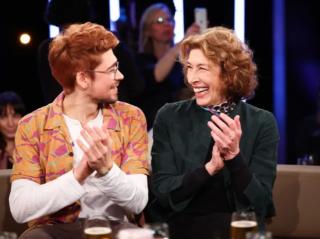 Adele Neuhauser, Schauspielerin und ihr Sohn Julian Pajzs, Jazzmusiker und Filmkomponist, bei einem Fototermin vor der Aufzeichnung der „NDR Talk Show“. (zu dpa: «Muttertag? Das denkt Adele Neuhauser darüber») | Foto: dpa