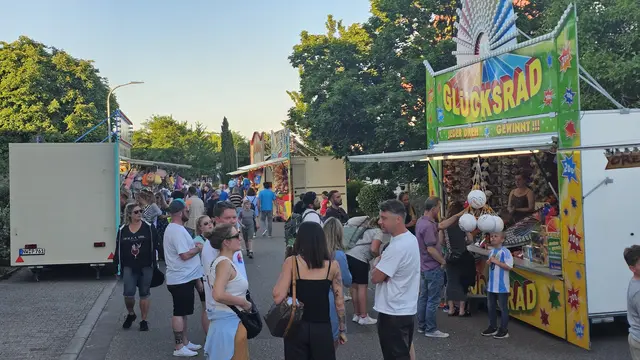 Spiel, Spaß und Volksfestatmosphäre: Die Schaustellerstände laden während des Maifestes zum Verweilen ein. | Foto: Eva Bender