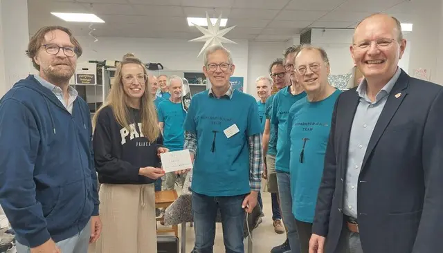 Freuen sich über das Engagement des Teams und die Spende (v.li.):
Schulleiter Matthias Hartmann, Vorsitzende Claudia Schad, Organisator
Peter Pfab und Bürgermeister Stefan Ulrich ganz rechts. | Foto: Stadt Neustadt