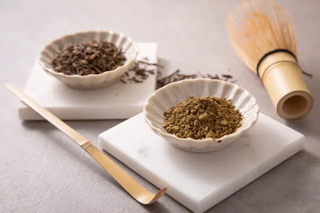 Matcha-Alternative: Hojicha-Pulver ist eine pulverisierte Form von Hojicha-Tee, einer traditionellen Sorte aus Japan, die aus gerösteten Grünteeblättern hergestellt wird. | Foto: dpa
