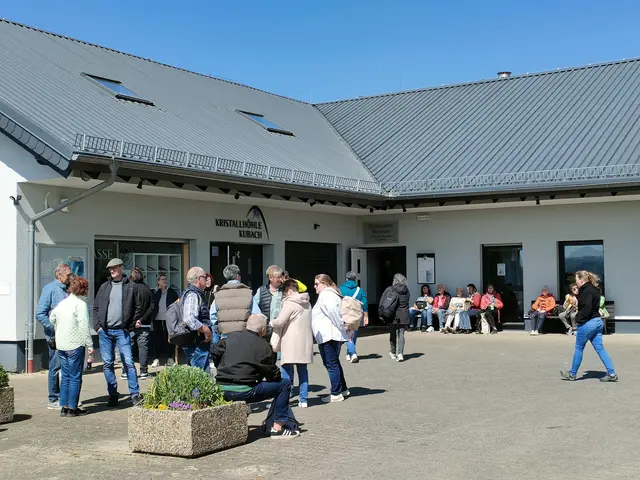 Vor dem Eingang der Kubacher Kristallhöhle | Foto: bes