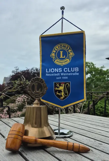 Wimpel des Lions Clubs Neustadt mit Präsidentenglocke | Foto: Stefan Grutke
