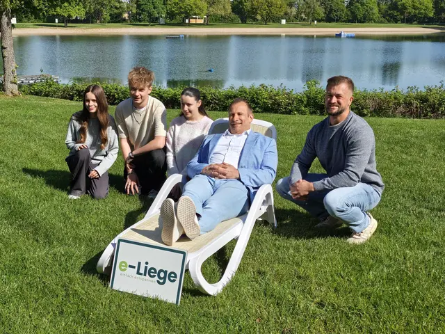 Bürgermeister Achim Weitz liegt schon mal auf einer neuen e-Liege Probe 
 | Foto: Gemeinde (Rathaus) Heddesheim 