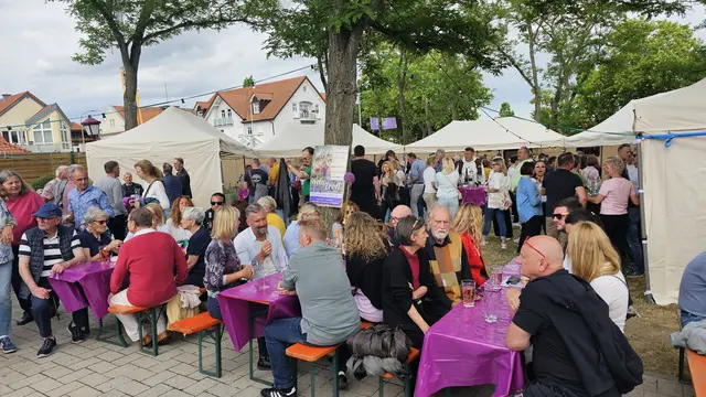 Lebendige Atmosphäre, regionale Genüsse und gute Musik: Das Maifest in Maikammer startete schwungvoll in ein langes Festwochenende. | Foto: Eva Bender