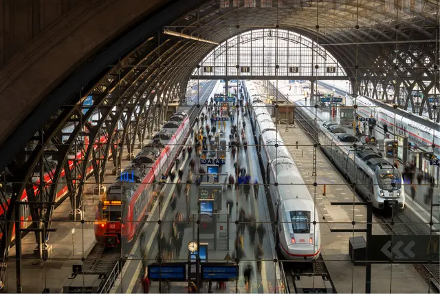 Am Hauptbahnhof Saarbrücken läuft seit Dienstag der Frühjahrsputz der Deutschen Bahn. Bahnsteige, Tunnel und Aufzüge werden gründlich gereinigt. | Foto: Deutsche Bahn AG / Max Lautenschläger