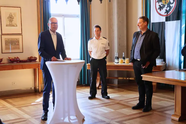 Oberbürgermeister Dominik Geißler, der Leiter des neues Amtes Stefan Krauch und Hauptamtsleiter Michael Götz (v.l.nr.) stellten die Aufgaben des Amtes für Brand-, Zivil- und Katastrophenschutz vor | Foto: Stadt Landau