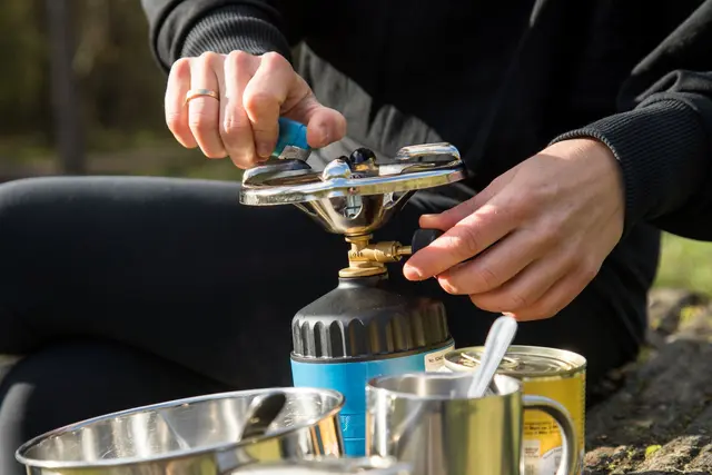 Günstig, gesund, lecker: Tipps rund ums Festival-Essen. Ohne Campingkocher bleibt die Festival-Küche kalt - allerdings lässt sich darauf mehr zaubern als Dosen-Ravioli. | Foto: dpa