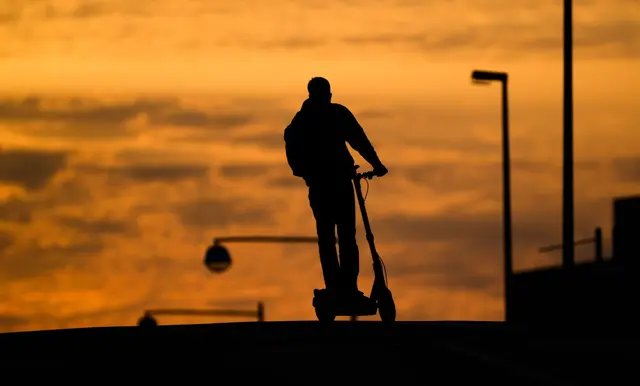 Beim Fahren mit dem E-Scooter gelten die gleichen Promillegrenzen wie beim Autofahren. (zu dpa: «Betrunken auf dem E-Scooter? Wann der Führerschein weg ist») | Foto: dpa
