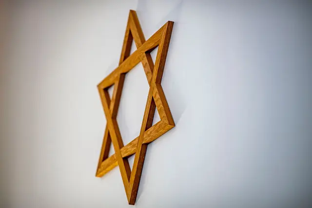 57 antisemitische Vorfälle sind 2025 im Saarland dokumentiert worden (Symboldbild) | Foto: David Inderlied/dpa