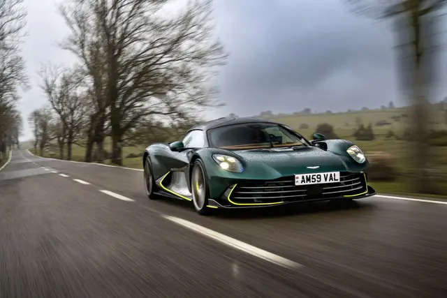 Kompromissloser Rennwagen im Korsett der Straßenverkehrsordnung? Nein, dieser Aston Martin mutet an wie ein Gran Turismo, der mit enormen Leistungsreserven unterwegs ist. (zu dpa: «Aston Martin Valhalla: Götterdämmerung auf der linken Spur») | Foto: dpa