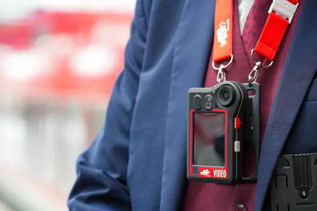 Mit der Kampagne #mehrAchtung wirbt die Deutsche Bahn bundesweit für mehr Respekt gegenüber Mitarbeitenden. Bodycams und zusätzliche Sicherheitsmaßnahmen sollen Übergriffe reduzieren. | Foto: Deutsche Bahn AG / Volker Emersleben