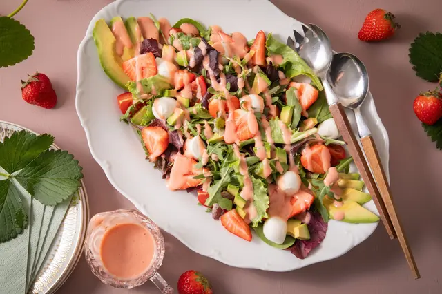 In dem Sommersalat finden sich neben Tomate, Avocado und Mozzarella auch Erdbeeren. Der Clou: Auch das Dressing ist aus Erdbeeren gemacht.  (zu dpa: «Fruchtig-knackiger Sommersalat mit Erdbeerdressing») | Foto: dpa
