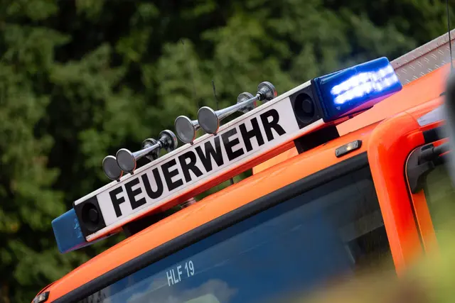 Die Feuerwehr rettete den Mann aus der Donau. (Symbolbild) | Foto: Marijan Murat/dpa