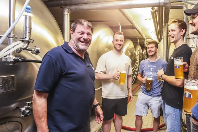 Das Besondere an der Langen Nacht ist darüber hinaus, dass man den Braumeistern mal direkt über die Schulter schauen kann und viele spannende Informationen über das Brauhandwerk erhält. | Foto: KTG Karlsruhe Tourismus GmbH, Foto: Andrea Fabry