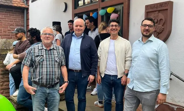 Ortsvorsteher Hartmut Kechler, Bürgermeister Steffen Weiß, Karim Eibad (Leitung Internationaler Bund Süd- und Vorderpfalz) und Beigeordneter Tim Walter (v.l.n.r.) am Eröffnungstag des Jugendtreffs Schaidt. | Foto: Stadt Wörth am Rhein