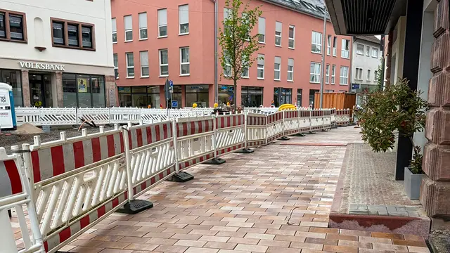 Der neue Pflasterbelag ist bereits fertiggestellt, während die Bauarbeiten in der Kaiserstraße weiterlaufen. Schritt für Schritt verändert sich das Stadtbild. | Foto: Stadt Landstuhl