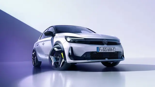 Der elektrische Opel Corsa lässt als GSE die Muskeln spielen: Zweiter Strom-Sportler nach dem Mokka. Mit dem Corsa GSE baut Opel seine elektrischen Performance-Modelle aus.  | Foto: dpa
