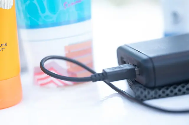 Eine Powerbank hat einen Feuerwehreinsatz an einer Berufsschule in Albstadt ausgelöst. (Symbolbild) | Foto: Sebastian Gollnow/dpa/dpa-tmn