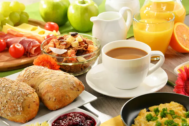 Zum Programm gehört auch ein Mitbring-Frühstück, für das der Kaffee kostenlos gestellt wird | Foto: monticellllo/stock.adobe.com