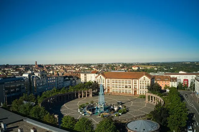 Am Wochenmarkt auf dem Exerzierplatz können Bürgerinnen und Bürger direkt Fragen zu Stadtprojekten und Fördermöglichkeiten stellen. | Foto: Stadt Pirmasens
