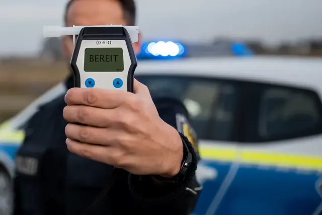 Ein E-Scooter-Fahrer wurde nachts kontrolliert. Ein Atemalkoholtest und drogentypische Auffälligkeiten führten zu einer Blutprobe. | Foto: AdobeStock_136319622_abr68