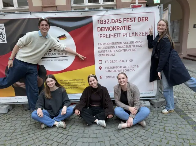 Ein Höhepunkt steht bevor: Beim 1832. Fest der Demokratie präsentieren die Weinhoheiten eine Auswahl Neustadter Weine. | Foto: Stadt Neustadt