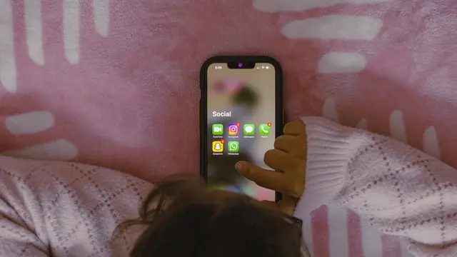 Beim Elternabend im "42kaiserslautern" geht es um den sicheren Umgang von Kindern mit Smartphones | Foto: 42kaiserslautern/Unsplash/gratos