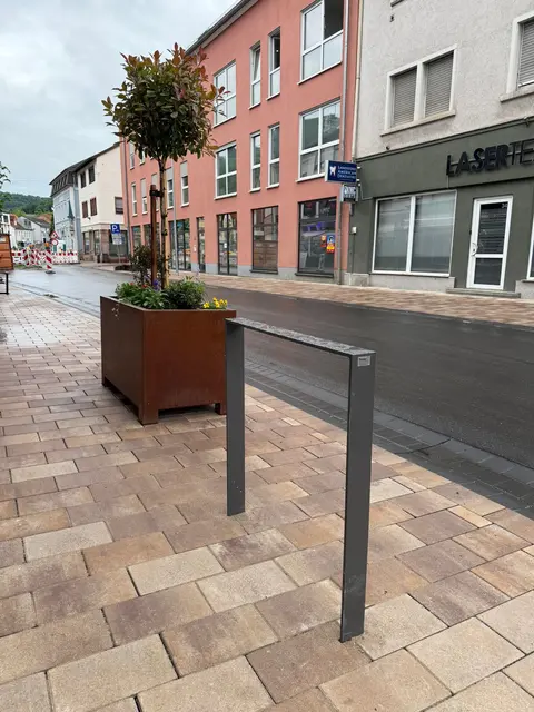 Neue Fahrradständer und Begrünung auf frisch verlegtem Pflaster: Die Kaiserstraße in Landstuhl gewinnt sichtbar an Aufenthaltsqualität. | Foto: Stadt Landstuhl