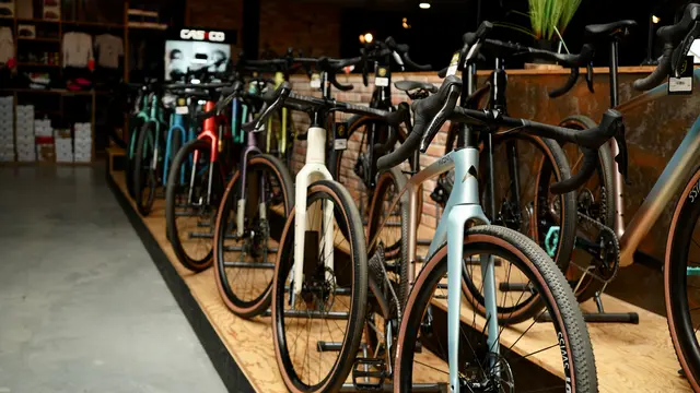 Gravelbike Ramstein: Gravel steht für sportliche, flexible und tourentaugliche Bikes, die etwas breitere Reifen als Rennräder haben. | Foto: Lisa Stecher