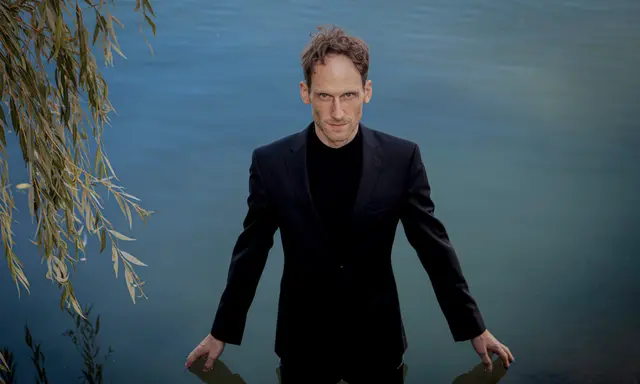 Yann Yuro im Wasser stehend